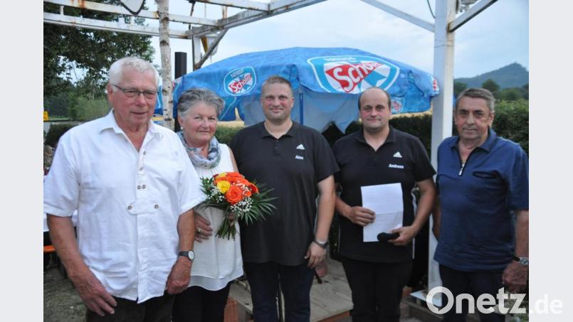 Mit den BLSV-Jubilaren, Bruno Böhm, Michael Braunreuther, Rosa Kastner, Hermann Mayer (vorne von links), Karl Heinz Lindner und Ludwig Biersack freut sich zweiter Vorsitzender Maximilian Kastner (Dritter von links). Bild: ak