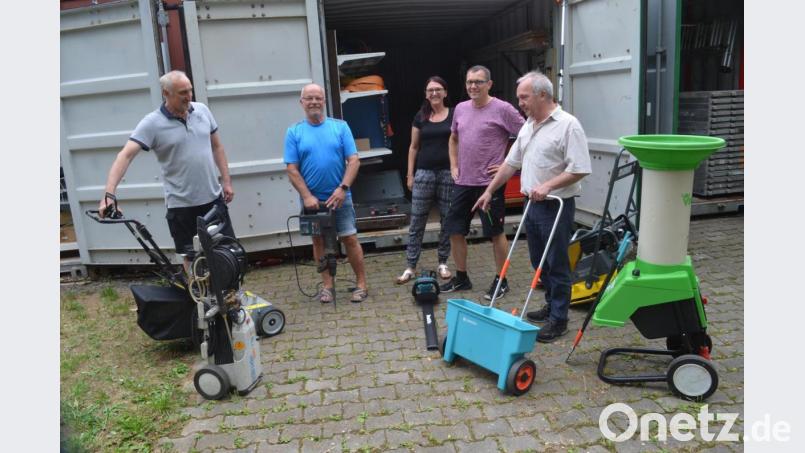 Vorsitzender Gerhard Scharl und Gerätewart Thomas Gebhardt (von rechts) erläutern immer wieder Interessierten die vorhandenen Geräte. Bild: fz