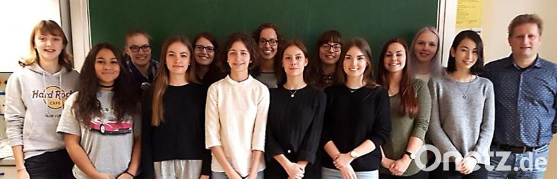 Diese Schülerinnen und Oberstudienrat Markus Hammer (rechts) haben es geschafft: Ihr Chemie-Projekt ist so gut, dass es mit einem Preisgeld von 1000 Euro belohnt wird. Die Gymnasiastinnen hatten Experimente gestartet, mit denen sie Viertklässlern chemische Vorgänge erklärten. Bild: Katharina Gadomski