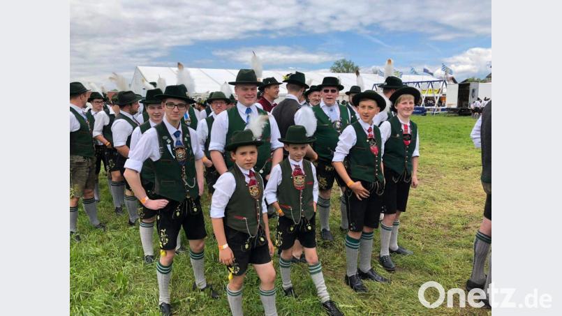 1312 Burschen und Männer aus ganz Bayern plattelten in Antdorf fünf Minuten lang synchron zur Ambosspolka und schnappten damit den Österreichern den Weltrekord. Mit dabei die zwei Pfab-Boum aus Ehenfeld Manuel (3. Reihe l.) und Maximilian (2. Reihe l.) . Bild: Privat