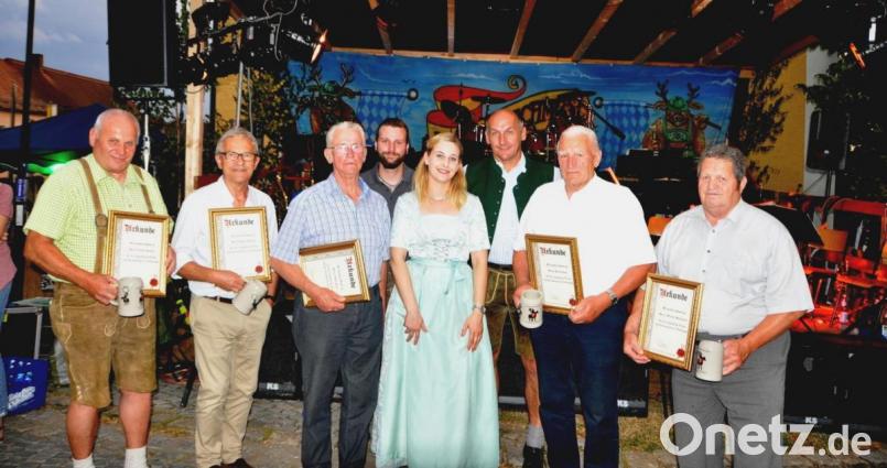 Lorenz Kraus ,Josef Grötsch und Adolf Kick (von links), Michael Bartmann und Hans Ebnet (von rechts) wurden von Benedikt Uhlemnann (hinten links) und Rebekka Fischer (vorne, Mitte) geehrt. Bürgermeister Max Völkl (hinten, rechts) gratulierte und bedankte sich ebenfalls. Bild: es