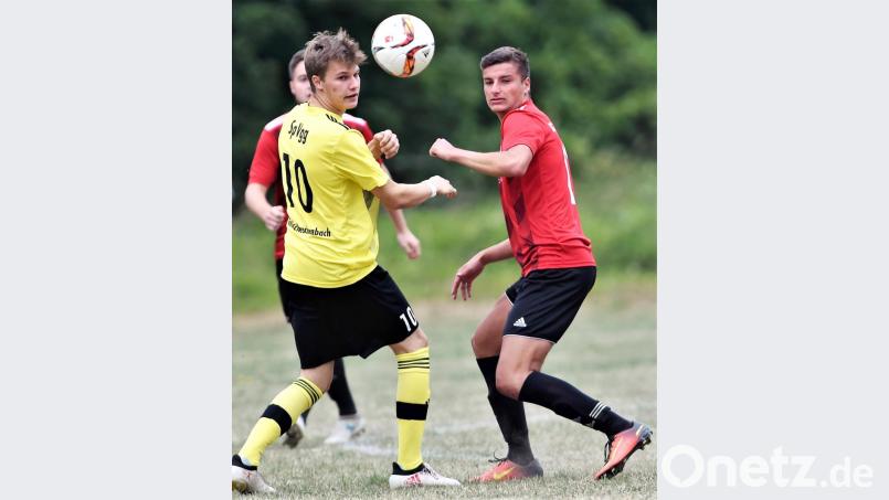 Nein, Dustin Lippert (links, SpVgg Windischeschenbach) und Valentin Schieder (SC Eschenbach) schauten keiner attraktiven Besucherin der Kreisklassen-Partie hinterher. Beide Spieler hatten nur Augen für den Ball. Die SpVgg setzte mit einem deutlichen Auftaktsieg gleich einmal ein Zeichen in der Kreisklasse West. Bild: fle