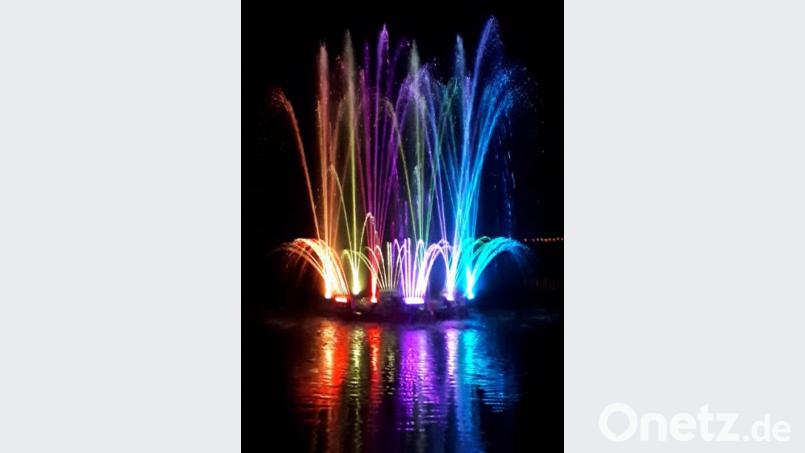 Die Wasserspiele am Abend des Oberpfälzer Fischereitags war ein ganz besonderes Erlebnis für die Besucher. Die Feuerwehr aus Lohma stellte dafür das Equipment zur Verfügung. Korbinian und Sepp aus Letzau brachten Farbe ins Spiel. Bild: dob