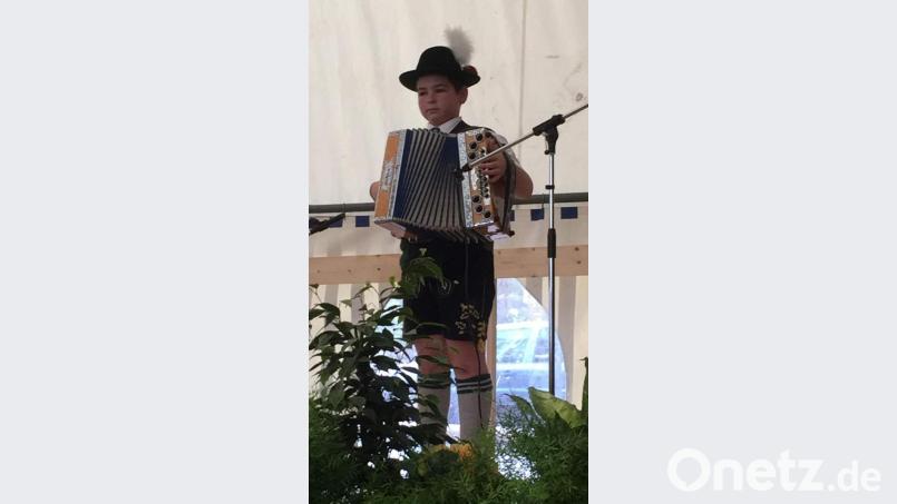 Mit seinen 12 Jahren ist Manuel Pfab schon ein gefragter Musikant. Mit seiner Steierischen spielt er selbst unbekümmert und selbstbewusst in großen Bierzelten auf, wie hier als 10-Jähriger in Berlin beim 140-jährigen Jubiläum „Verein der Bayern“. Bild: u
