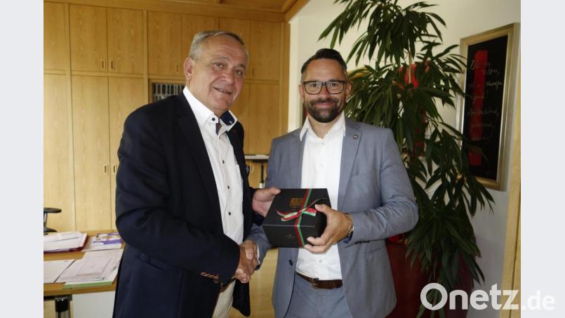 Oberbürgermeister Kurt Seggewiß überreicht dem neuen Chef der Kriminalpolizei Weiden, Jürgen Dodell (rechts), eine Porzellantasse als Willkommensgeschenk. Bild: exb