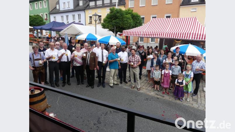 Vertreter von Stadtrat, Kirche und US-Armee stoßen auf das Gelingen des 40. Bürgerfestes an. Bild: rn