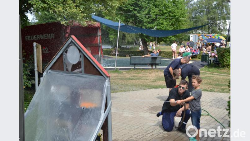 Wasser macht immer Spaß! Kübelspritzen mit der Freiwilligen Feuerwehr. Bild: hcz