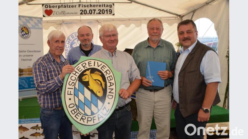 Verdiente Mitglieder zeichnete Hans Holler, Präsident des Oberpfälzer Fischereiverbands (rechts) mit der goldenen und silbernen Ehrennadel aus. Darunter auch der gastgebende Vorsitzende Johann Dittmann (Mitte) und der Obmann des Oberpfälzer Fischereiverbands, Hans-Hermann Lier (links). Bild: dob