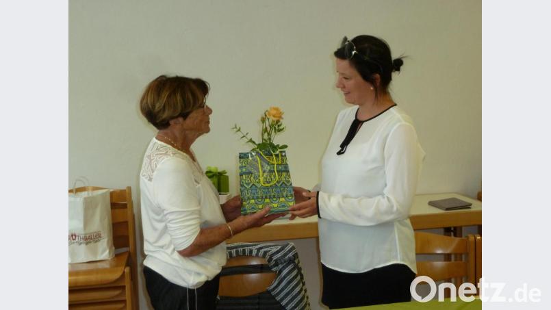 Pastoralreferentin Elisabeth Hammer-Butzkamm wird von der Seniorengemeinschaft St. Emmeram verabschiedet Bild: wrt