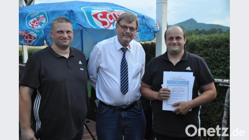 SKV-Vorsitzender Hans Kneißl aus Weiden (Mitte) überreicht Jubiläumsurkunde und Geldgeschenk an die Vorsitzenden Max Kastner und Andreas Braunreuther (von links). Bild: ak