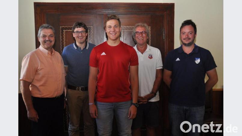 SpVgg Vohenstrauß und SV Altenstadt kooperieren in Sachen Nachwuchsarbeit. Beide ziehen jetzt Nutzen aus dem FSJ-ler Xaver Mittelmeier (Mitte), der den Sportlern auf die Sprünge helfen will. Am Dienstagnachmittag wurde er im Rathaussaal den Kindergärten und Schulen präsentiert. Die SpVgg beschreitet damit einen ganz neuen Weg. Bild: dob