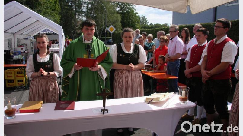 Den Gottesdienst hielt Pfarrer Maximilian Roeb. An seiner Seite die Ministrantinnen Franziska Lang (links) und Martina Scholz (rechts) vom Stiftländer Heimatverein. Bild: wro