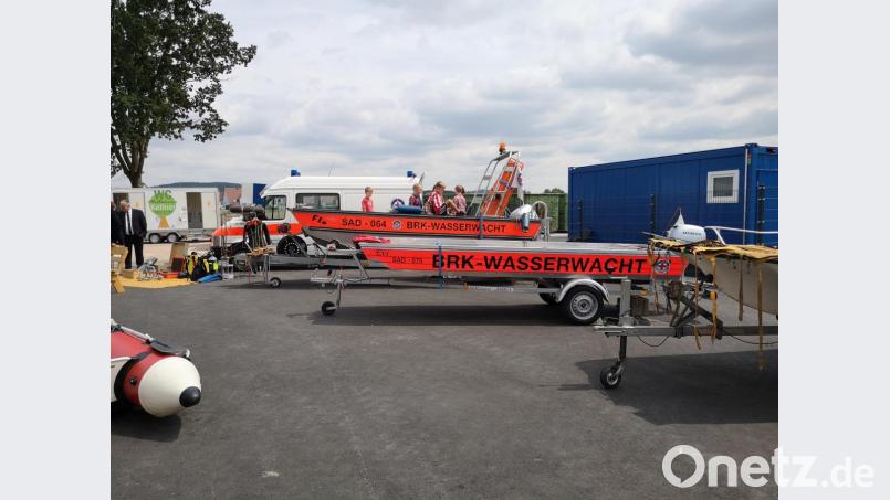 Eindrucksvoll präsentierten sich der Fuhrpark und die Rettungsboote der Wasserwacht Pfreimd Bild: hir