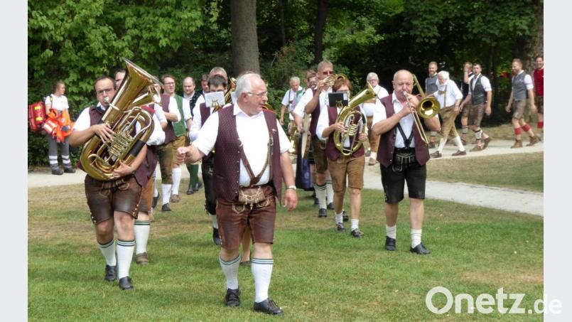 Einzug der Beteiligten mit den „Weidener Musikanten“ Bild: fsb