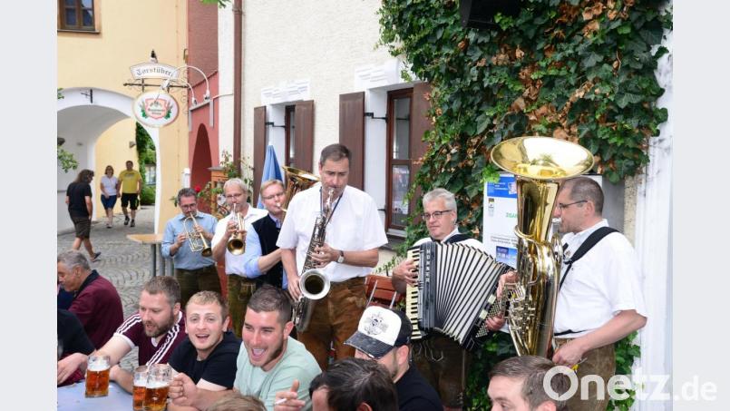 Die &quot;Bayrisch-Böhmischen Musikanten&quot; ziehen in bewährter Weise durch die Tischreihen. Bild: bey