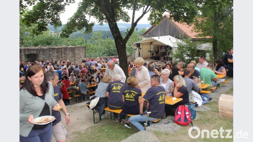 Wenn das Wetter passt, ist der Burghof beim Burgfest immer gut gefüllt. Bild: frd