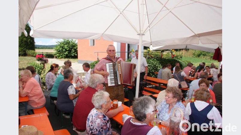 Alleinunterhalter Peter Rubner sorgte beim Straßenfest an der Anna-Kapelle für Stimmung. Bild: wro