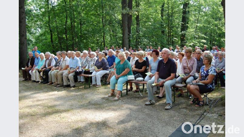 Viele Besucher nutzen die Gelegenheit, bei gutem Wetter den Gottesdienst auf dem Annaberg zu verfolgen. Bild: az