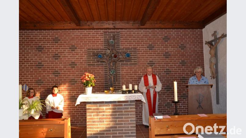 Pfarrer Josef Most feierte mit den Einwohnern des Dorfes und der Gemeinde den Festgottesdienst zum Patrozinium ihrer Dorfkapelle, die dem hl. Jakobus geweiht 
ist. Die Lesung trug Waltraud Schmid vor. Bild: gi