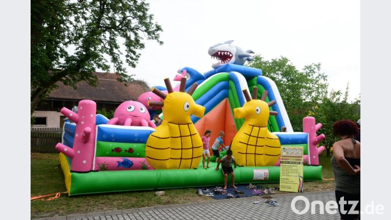 In der riesigen Hüpfburg sind die Kinder kaum zu finden. Nur die abgelegten Schuhe vor dem &quot;Ozean-Funpark&quot; lassen erkennen, wie viele Kinder sich im Innern vergnügen. Bild: bey