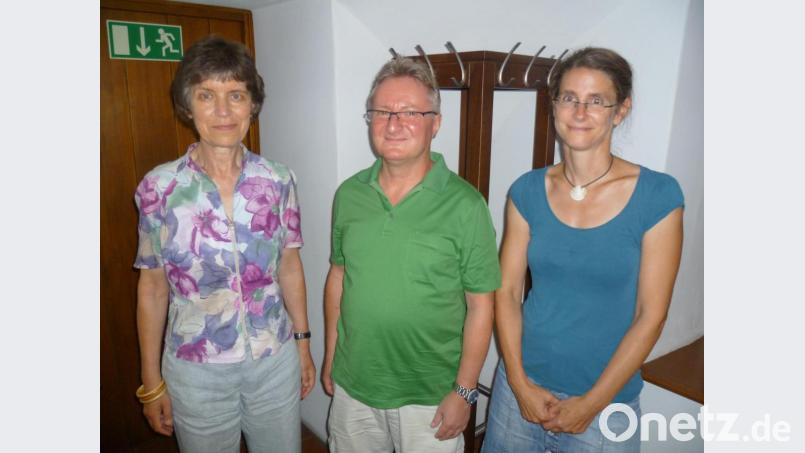 Neu an der Seite von Grünen-Sprecher Hans-Jürgen Bumes (Mitte) sind Schriftführerin Tina Schleicher (links) und Schatzmeisterin Claudia Ried (rechts). Bild: usc