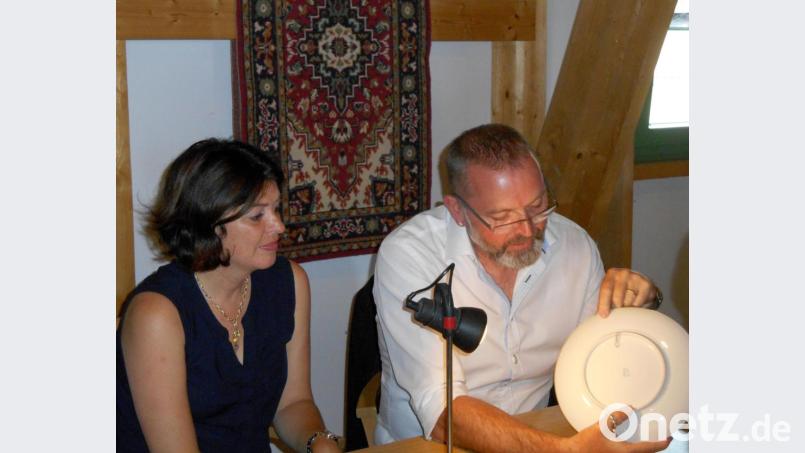 Peter Rothballer und seine Frau Kathrin nahmen sich viel Zeit, die Antiquitäten vor Ort in der Kulturscheune "Windschnurrn" zu schätzen. Bild: ubb