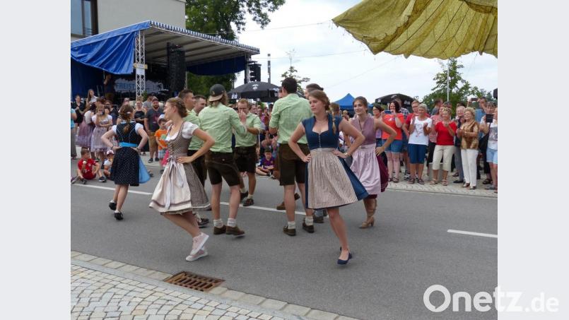 Schwungvoll geht's bei den Kirwatanzpaaren zu. Bild: hme