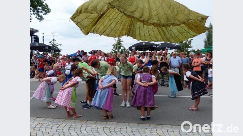 Die Kirwa-Kids bieten Volkstanz vom Feinsten. Bild: hme