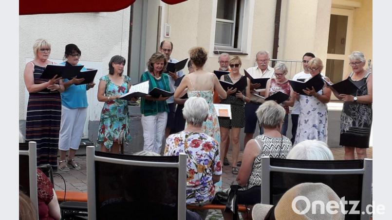 Mit seiner Sommerserenade bereitet der von Jana Müller dirigierte Gemischte Chor den Bewohnern des BRK-Seniorenheims St. Barbara, ihren Angehörigen und Freunden einen gelungenen Abend. Hans Meindl (hinten, Dritter von rechts) lockert die Liedvorträge mit heiter-nachdenklichen Geschichten auf. Bild: u