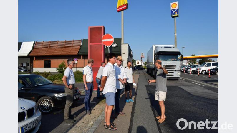 In der Klaus-Conrad-Straße und der Kepler-Straße fordert der Schwerlastverkehr seinen Tribut. Die Schäden sind offensichtlich. Baudezernatsleiter Stefan Ott (rechts) machte dem Bauausschuss Verbesserungsvorschläge. Bild: bnr