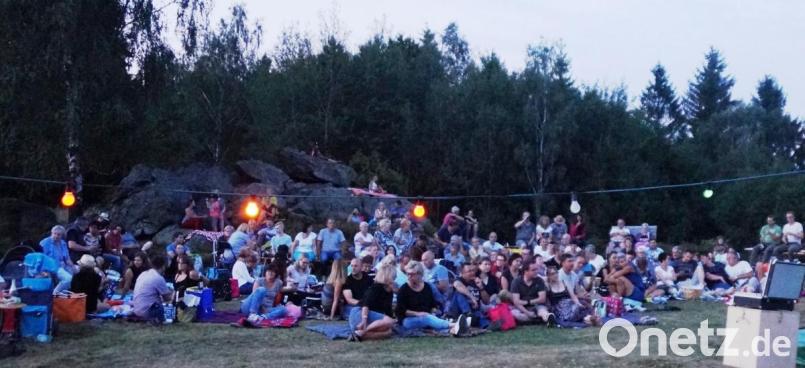 Ob auf der Decke, in Stühlen oder auf dem Felsen, die Gäste auf dem Festplateau ließen sich mitreissen und amüsierten sich super. Bild: weu
