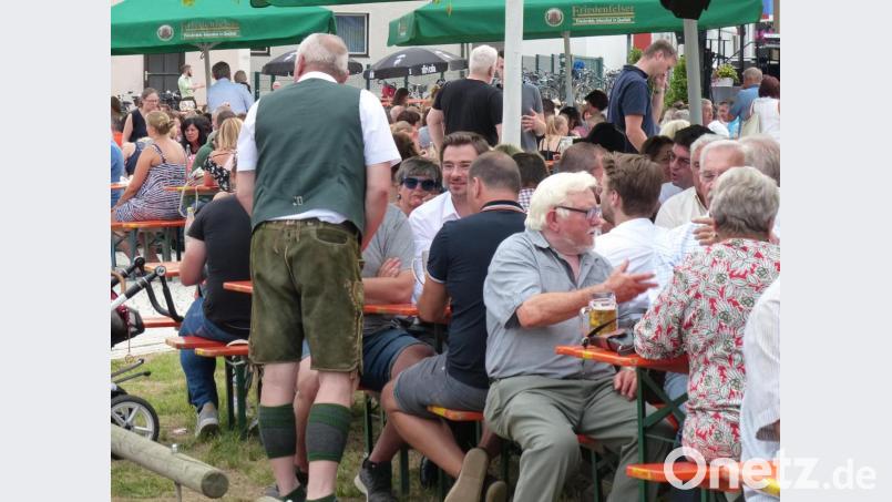 Der Bürgermeister kümmert sich um seine Gäste, auch um Mdl Oetzinger. Bild: hme