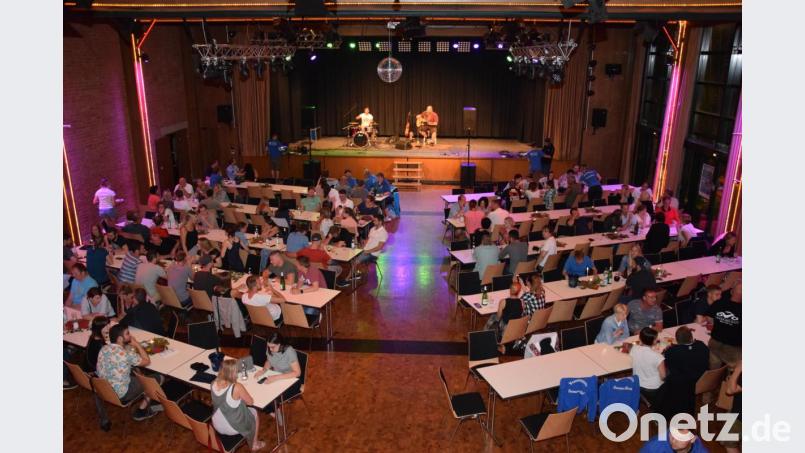 Nachdem es kurz vor 23 Uhr zu regnen begonnen hatte, zog man kurzerhand in die Stadthalle um und feierte fröhlich im Trockenen weiter. Bild: fla