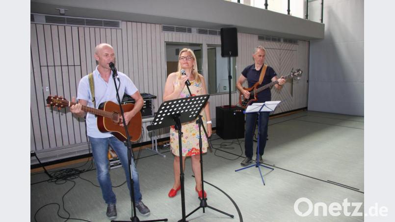 Die Entlassfeier begleitete die Lehrerband: Anton Vogl, Anja Wriedt-Wiesend und Hans Gebhard (von links). Bild: wro