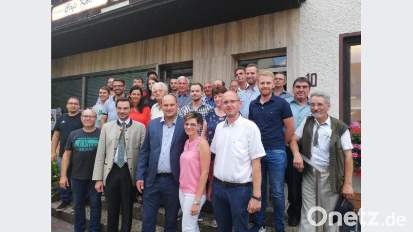 Thomas Kleber (vorne, Mitte) tritt als Bürgermeisterkandidat der CSU zur Kommunalwahl 2020 an. Auch Landtagsabgeordneter Stephan Oetzinger (vorne, Zweiter von links) gratuliert zum geschlossenen Ergebnis . Bild: ens