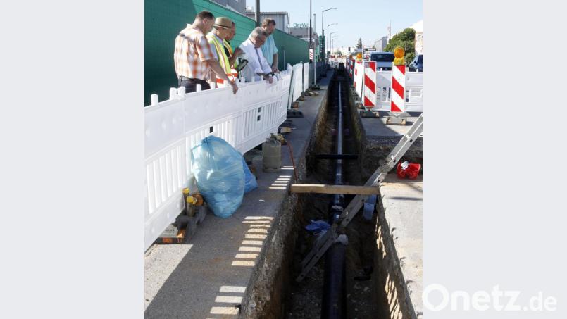 Die Schwandorfer Fernwärmeversorgung lässt derzeit in der Bellstraße 320 Meter Leitungen verlegen. Bild: Hirsch