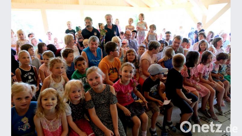 Spannung und Freude konnten bei den Kindern nicht größer sein. Hermann Papacek zaubert mit Hermann Helgert eine großartige Aufführung mit dem Stück „Kasperl und der Flaschengeist&quot; auf die Bühne. Der anhaltende Beifall ist das Dankeschön. Bild: le