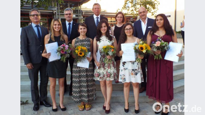 Lauter strahlende Gesichter bei der Abschlussfeier der medizinischen Fachangestellten (hintere Reihe von links):Schulrreferent Wolfgang Dersch, Studiendirektor Helmut Nierlein, Karl Püttner (Vorsitzender des Prüfungsausschusses), Lehrerin Regina Hubmann und Dr. Martin Pöllath (Vorsitzender des Ärztlichen Kreisverbandes Amberg-Sulzbach). Vordere Reihe von links: Laura Seitz (Schulbeste mit 1,0), Sabrina Winter (2. Platz Abschlussprüfung), Christine Rubenbauer (3. Platz, Sarah Nesner (1. Platz) und Charese Lopez Diaz (Schulbeste mit 1,0). Bild: e