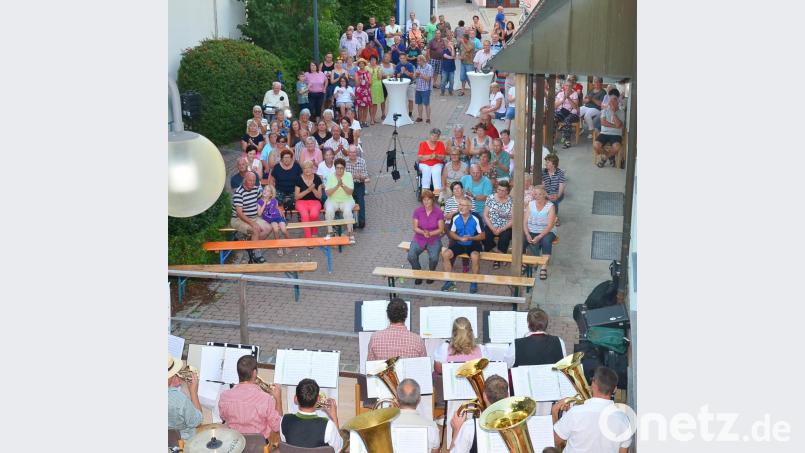 Im Serenadenhof genießen die Besucher den großen Auftritt der Kapelle aus dem Nachbarort. Bild: fjo