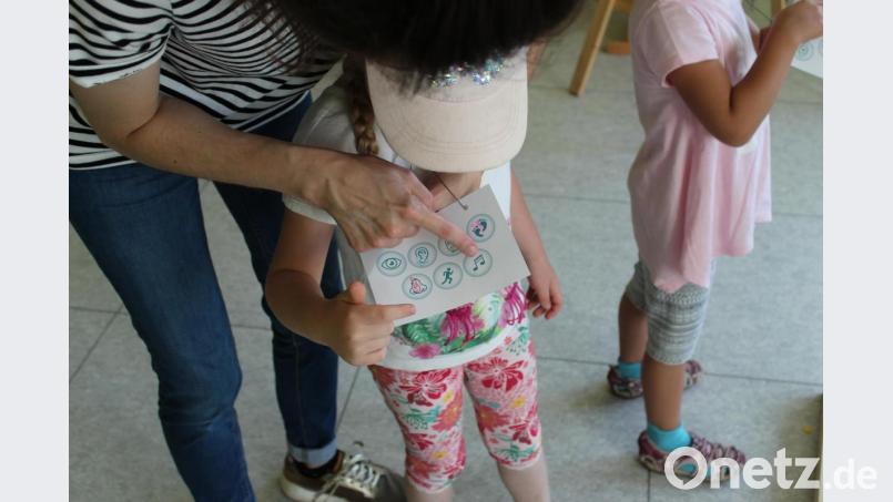 Für jede absolvierte Station erhalten die Kinder einen Stempel. Für eine volle Stempelkarte gibt es eine kleine Überraschung. Bild: Susanne Forster