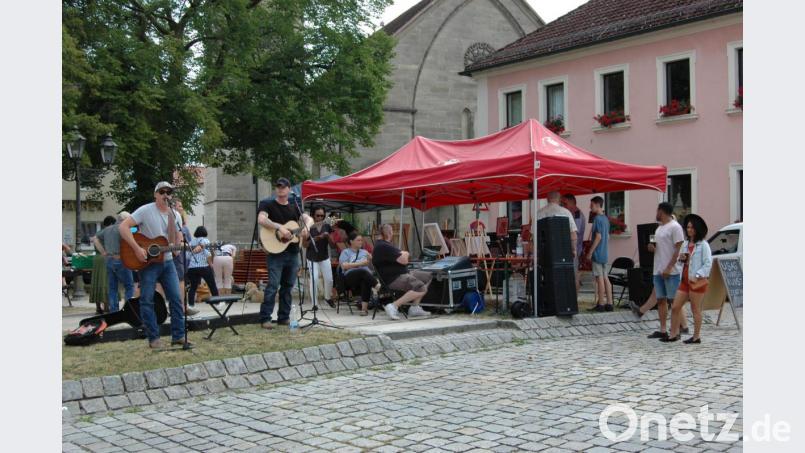 Sänger des &quot;Performing Art Centers&quot; im Truppenübungsplatz geben eine Kostprobe des Programms &quot;Summer on Broadway&quot;, Künstler des &quot;Crafts und Arts Centers&quot; stellen ihre Kunstwerke aus. Bild: abu