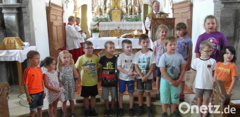 Zu Beginn des Abschlussgottesdienst singen die Mädchen und Buben vor dem Volksaltar „Wir feiern heut ein Fest“. Bild: hl