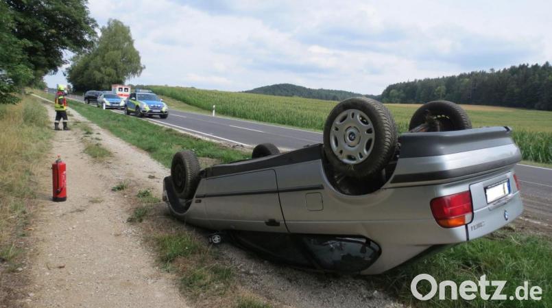 Der BMW der 25-Jährigen überschlug sich und blieb auf dem Dach liegen. Bild: Polizei Sulzbach-Rosenberg
