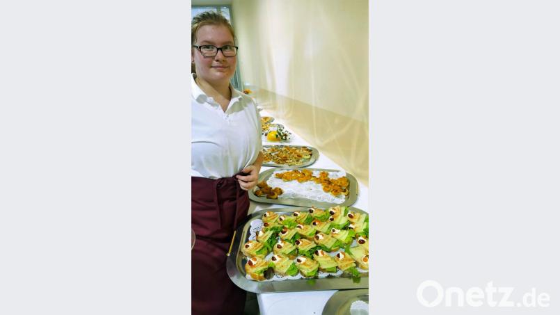 Schülerinnen der Klasse EV10 bereiten ein reichhaltiges Buffett mit Fingerfood vor. Bild: wbe