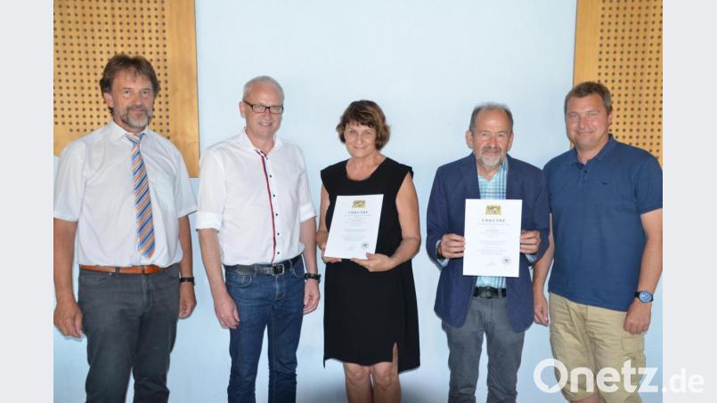Für Cornelia Schießl (Mitte) und Michael Zollinger (Zweiter von rechts) beginnt der Ruhestand. Bürgermeister Bernhard Lindner (Zweiter von links), Rektor Heinz Meinl (links) und Konrektor Stefan Ottmann (rechts) verabschiedeten die Lehrkräfte. Bild: exb