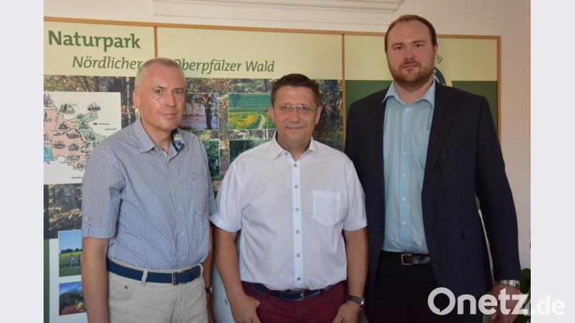 Martin Koppmann (links) war 20 Jahre lang das Gesicht des Naturparks Nördlicher Oberpfälzer Wald. Seinen Job sollen Stefan Härtl (rechts) und Bernd Stengl übernehmen. Bild: exb