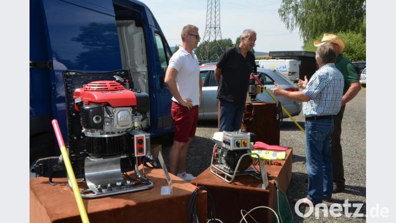 An verschiedenen Informationsständen ließen sich die Fischer zur neuesten Technik aufklären. Bild: dob