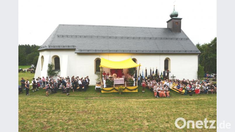 Pfarrer Wilhelm Bauer feierte gemeinsam mit Diakon Norbert Hammerl, zahlreichen Ehrengästen (links vom Altar), dem Musikverein Gleiritsch, den Vereiinen mit ihren Fahnenabordnungen sowie vielen Gläubigen auf dem rückwärtigen Hang den Festgottesdienst zum St. Jodok-Ritt. Bild: bey
