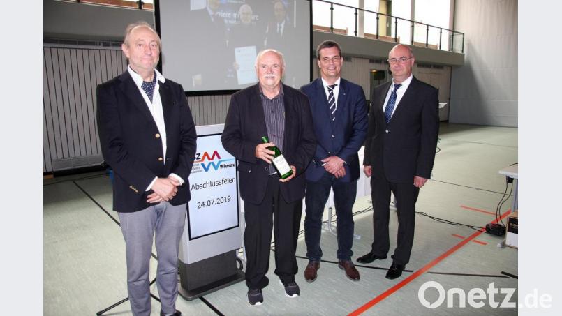 Abschied vom Beruflichen Schulzentrum: Erich Porsch geht in Ruhestand. Im Bild von links Schulleiter Wolfgang Eckstein, Erich Porsch, IHK-Geschäftsführer Florian Rieder und Wolfgang Hecht. Bild: wro