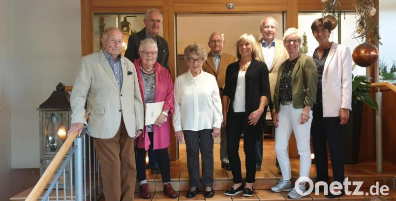 Für ihre langjährige Mitgliedschaft beim BLLV wurden (vorn, von links) Bruno Martin, Rosina Helm, Ingrid Krempke und Dagmar Jung-Birzer von Michaela Bergmann und Ursula Schroll geehrt, ebenso wie (hinten, von links) Horst Knobloch, Hans Hirsch und Walter Prucker. Bild: ads